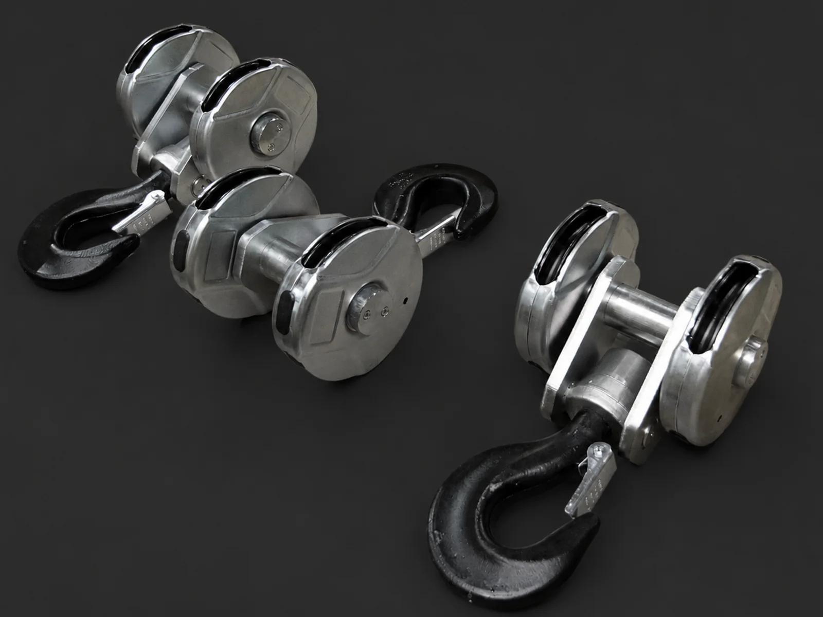 Conjunto industrial de aparejos, ganchos y poleas para sistemas de elevación