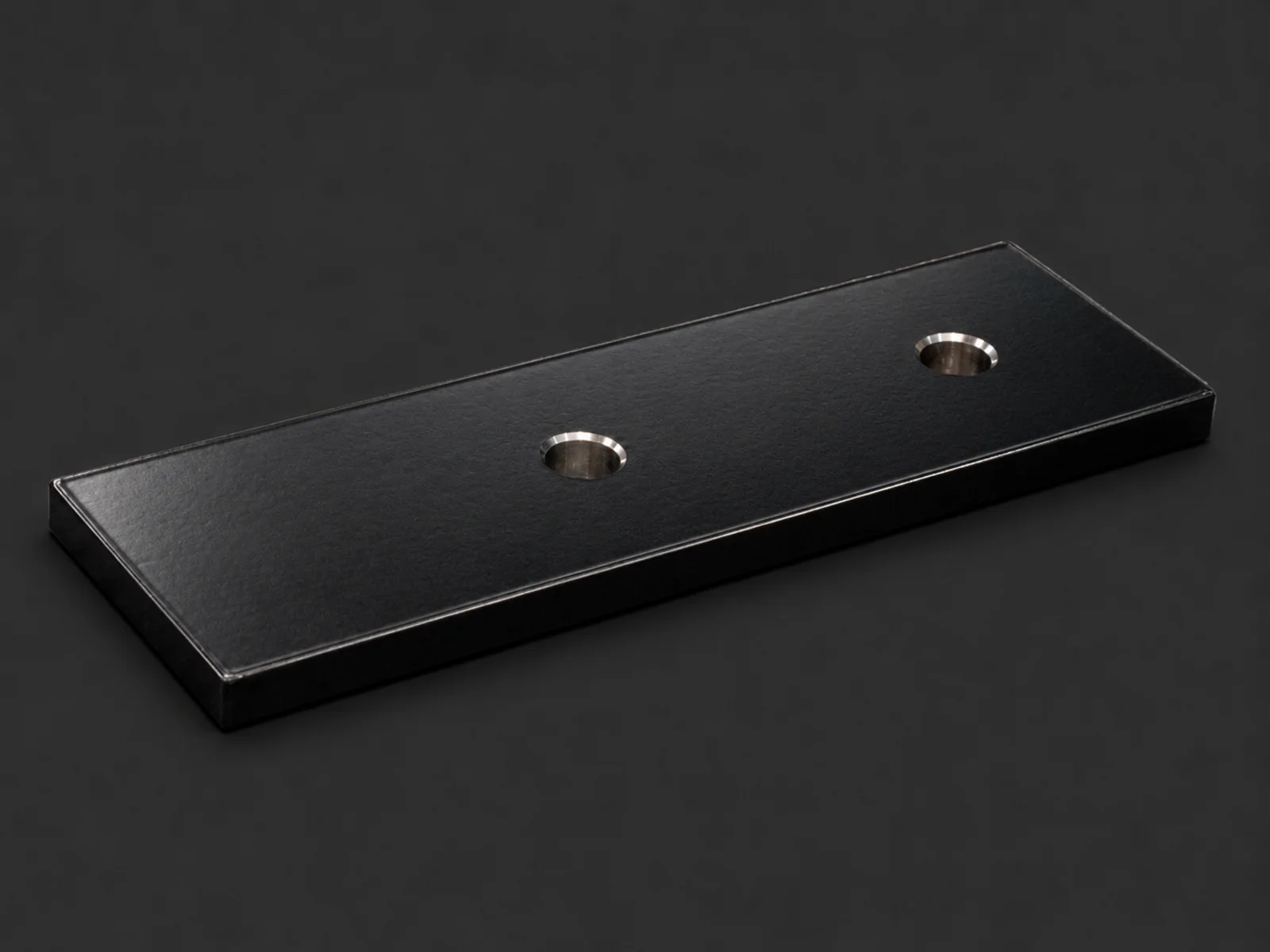 Placa rectangular con dos avellanados y acabado esmaltado brillante para maquinaria agrícola