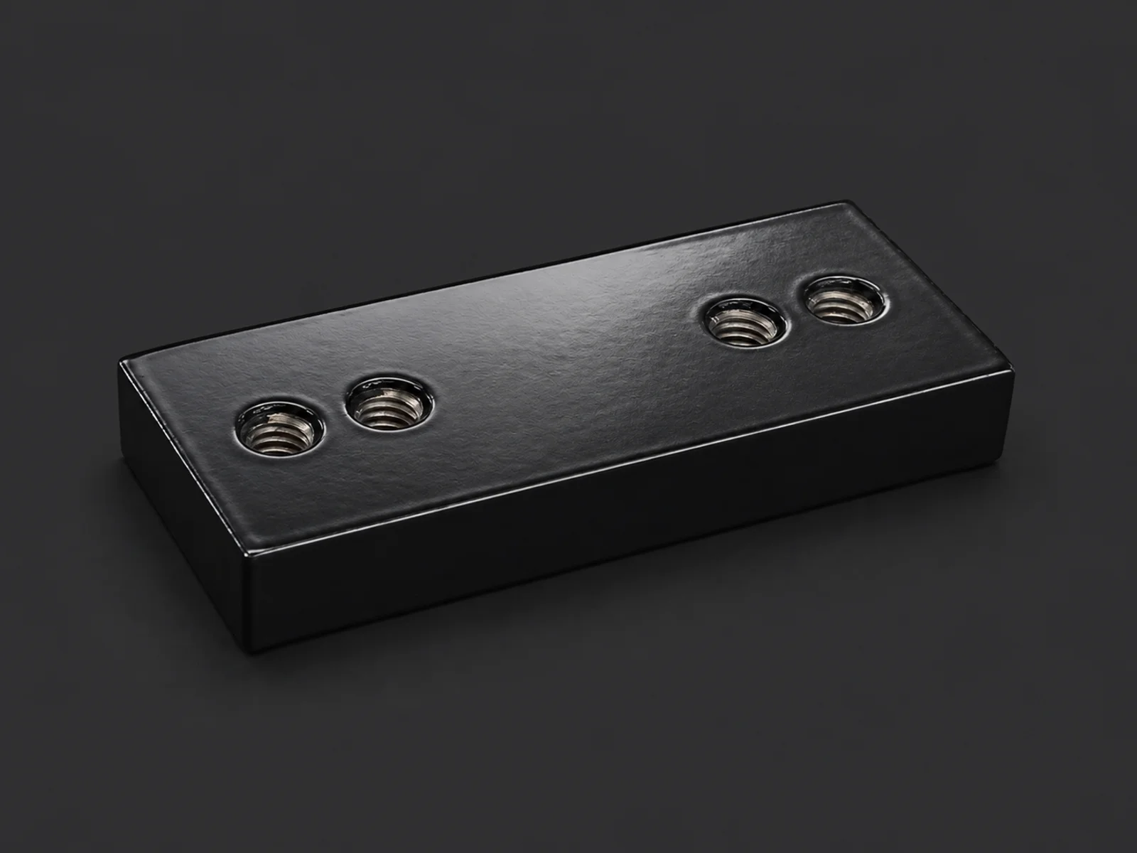 Placa rectangular con cuatro roscas y acabado esmaltado brillante para maquinaria agrícola